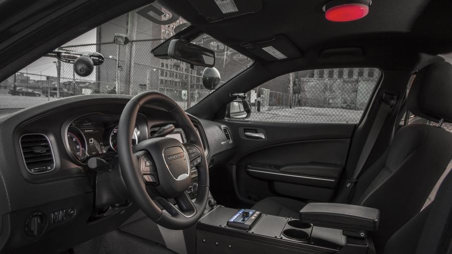 Интерьер Dodge Charger Pursuit 2017 года  (фото 6 из 13)